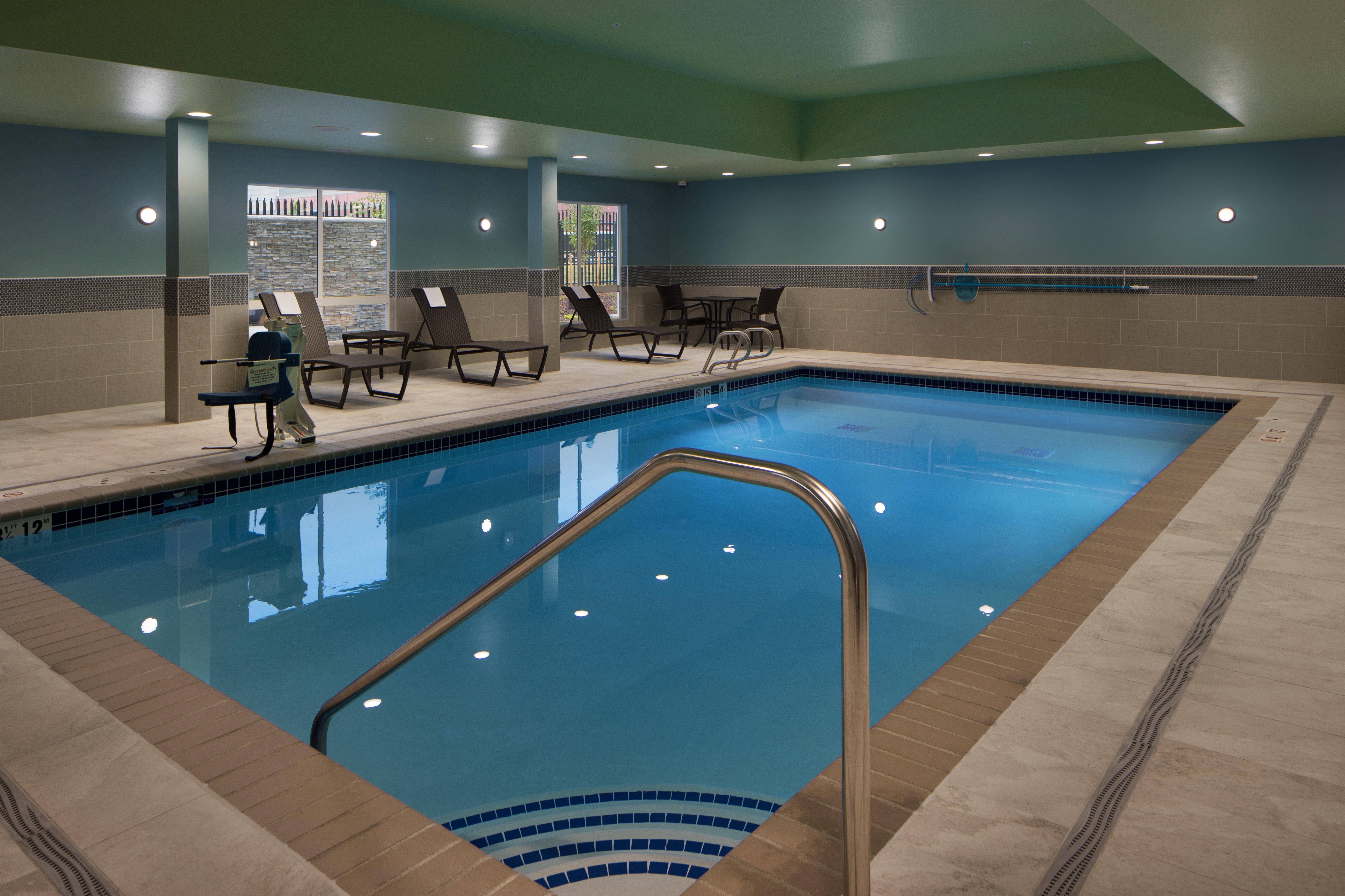 Holiday Inn Express & Suites - Portland Airport - Cascade Stn By Ihg Exterior photo