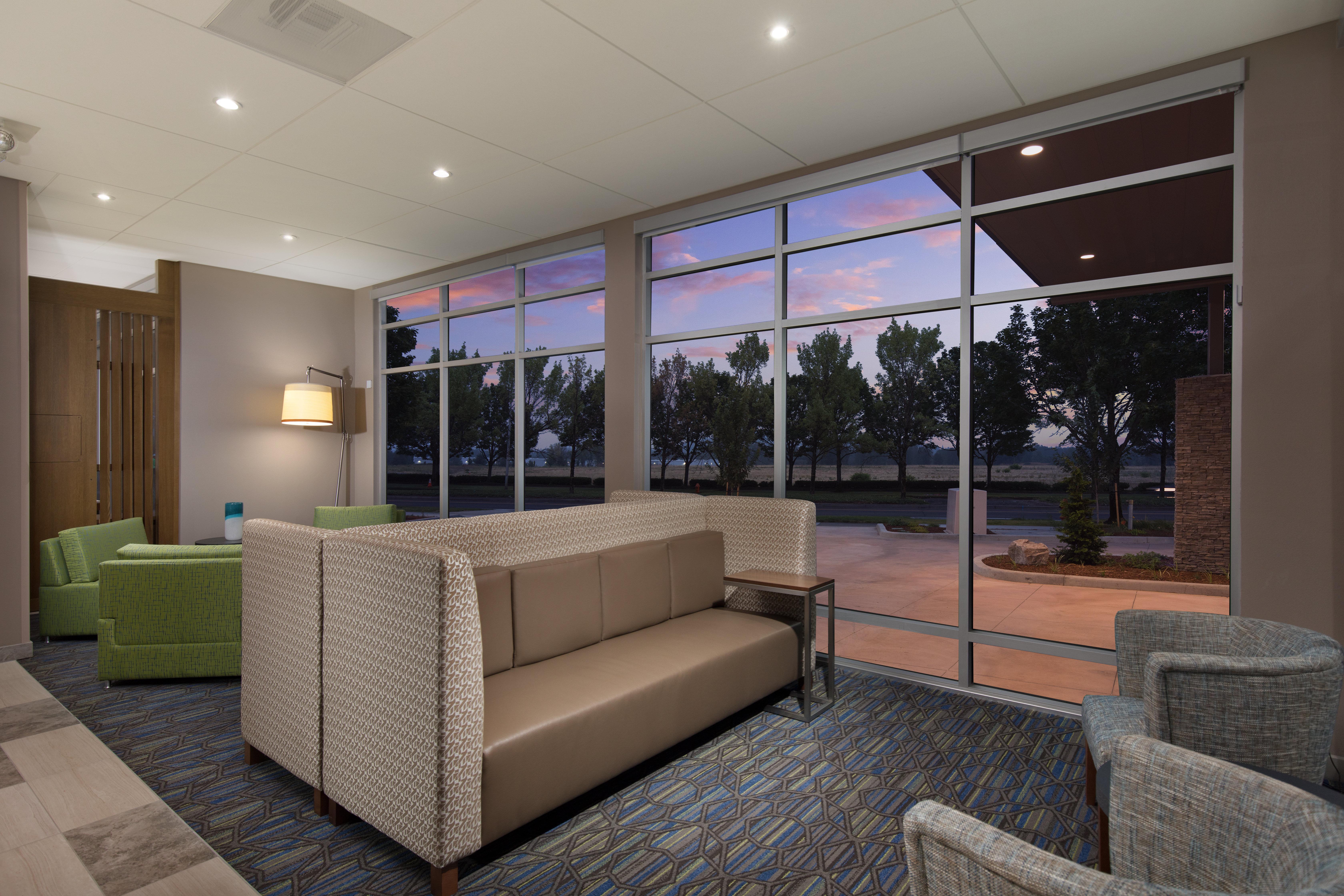 Holiday Inn Express & Suites - Portland Airport - Cascade Stn By Ihg Exterior photo